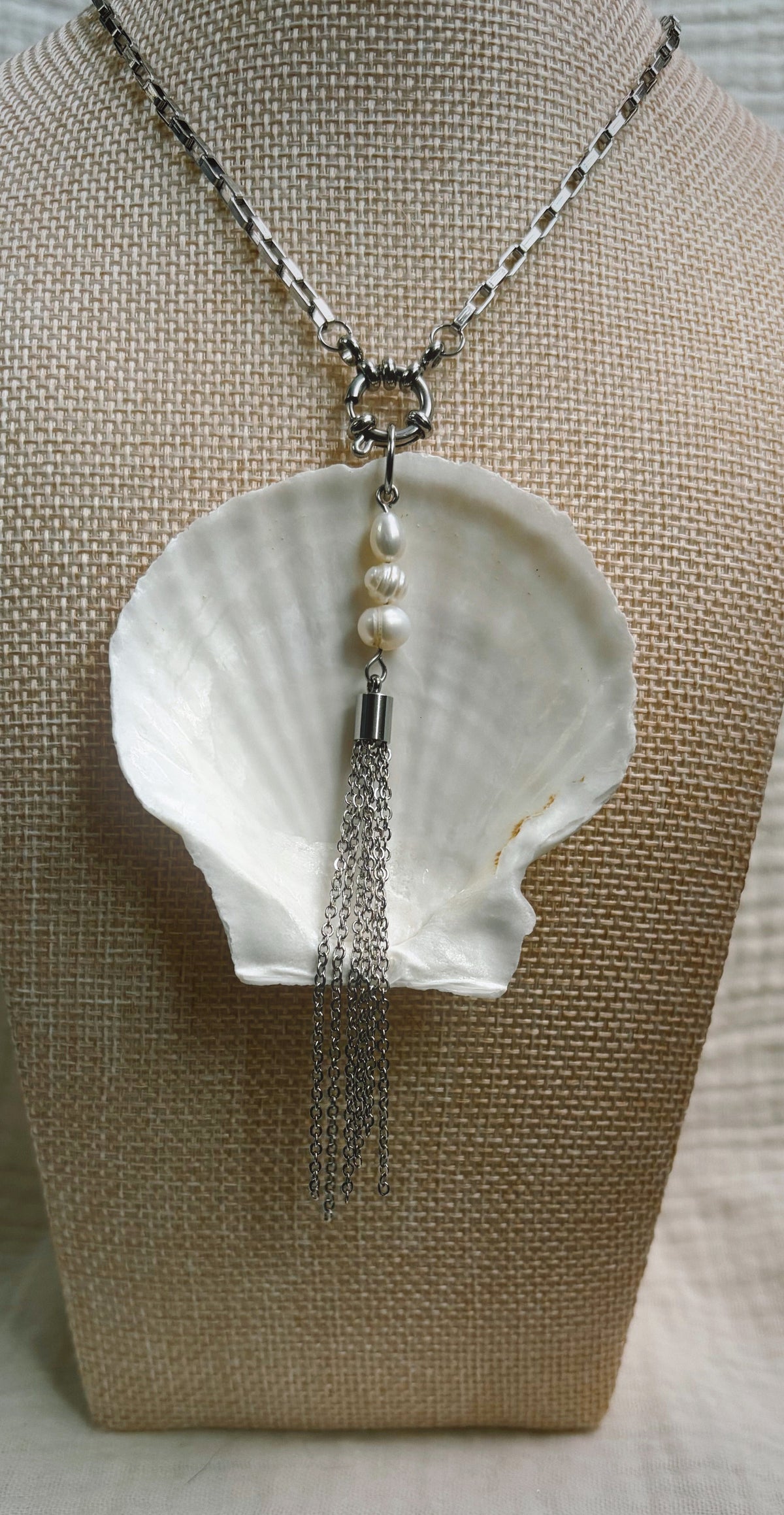 White scallop shell with pearls and silver metal chain fringe