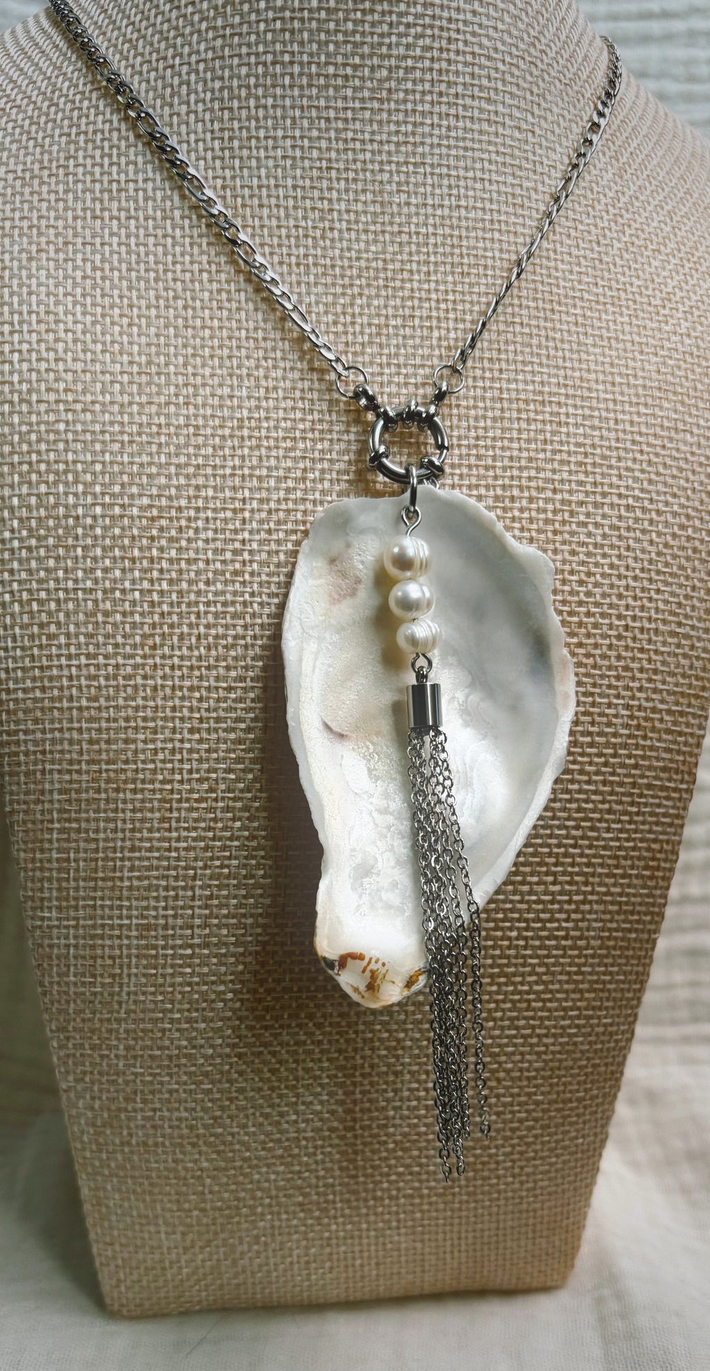Oyster shell necklace with pearls and silver metal fringe