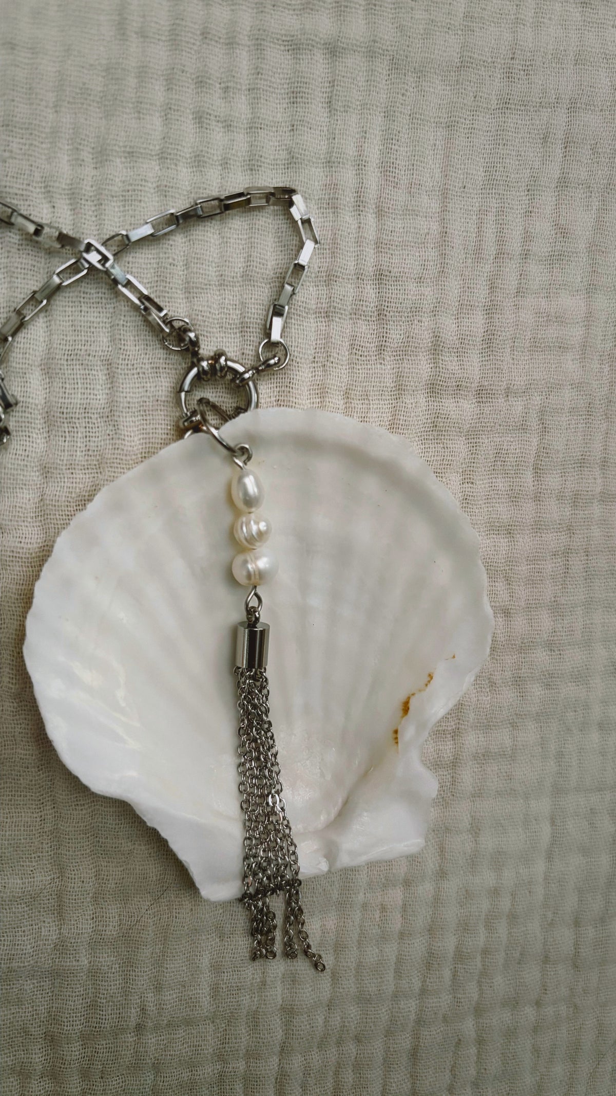 White scallop shell with pearls and silver metal chain fringe