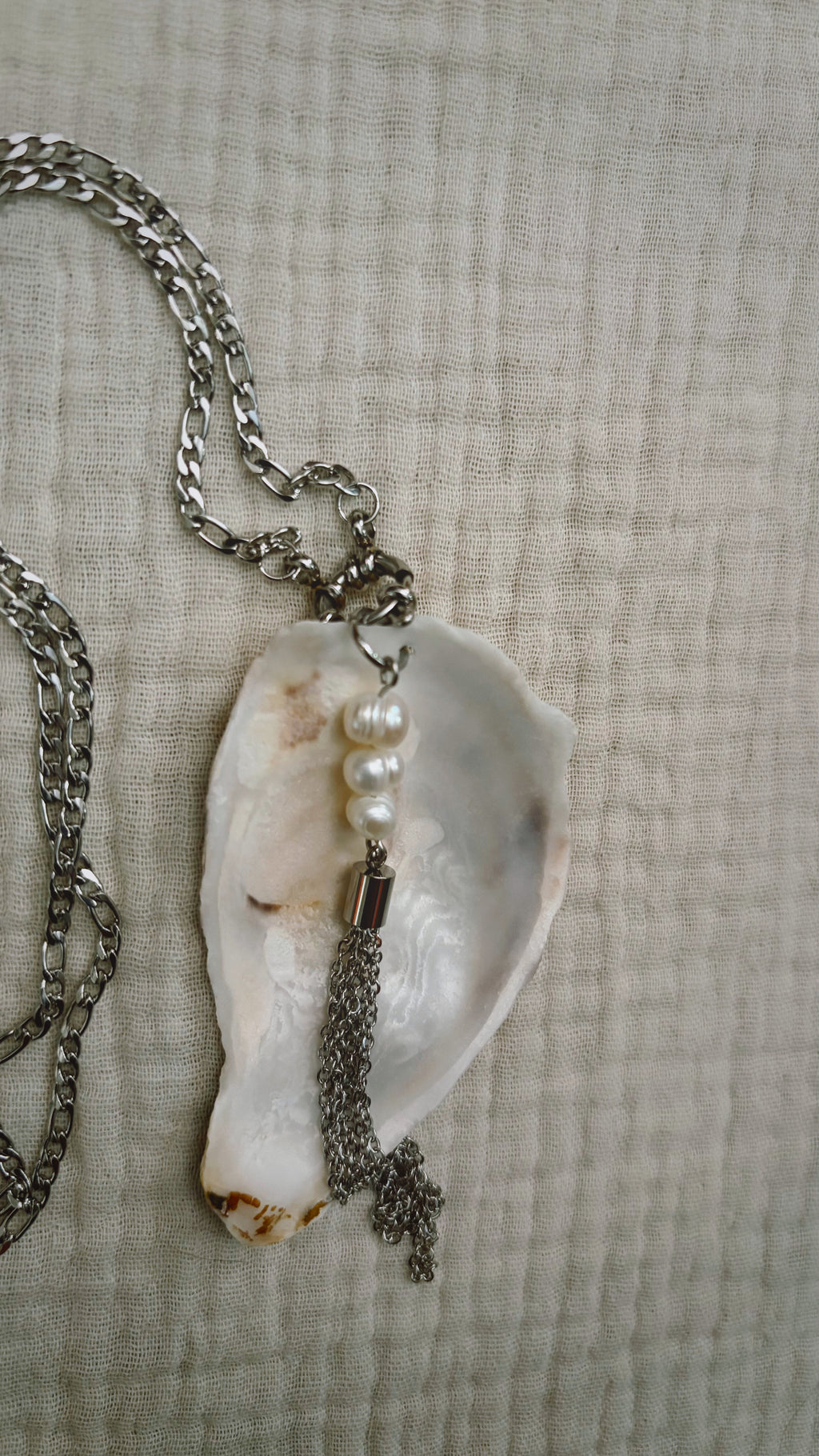 Oyster shell necklace with pearls and silver metal fringe
