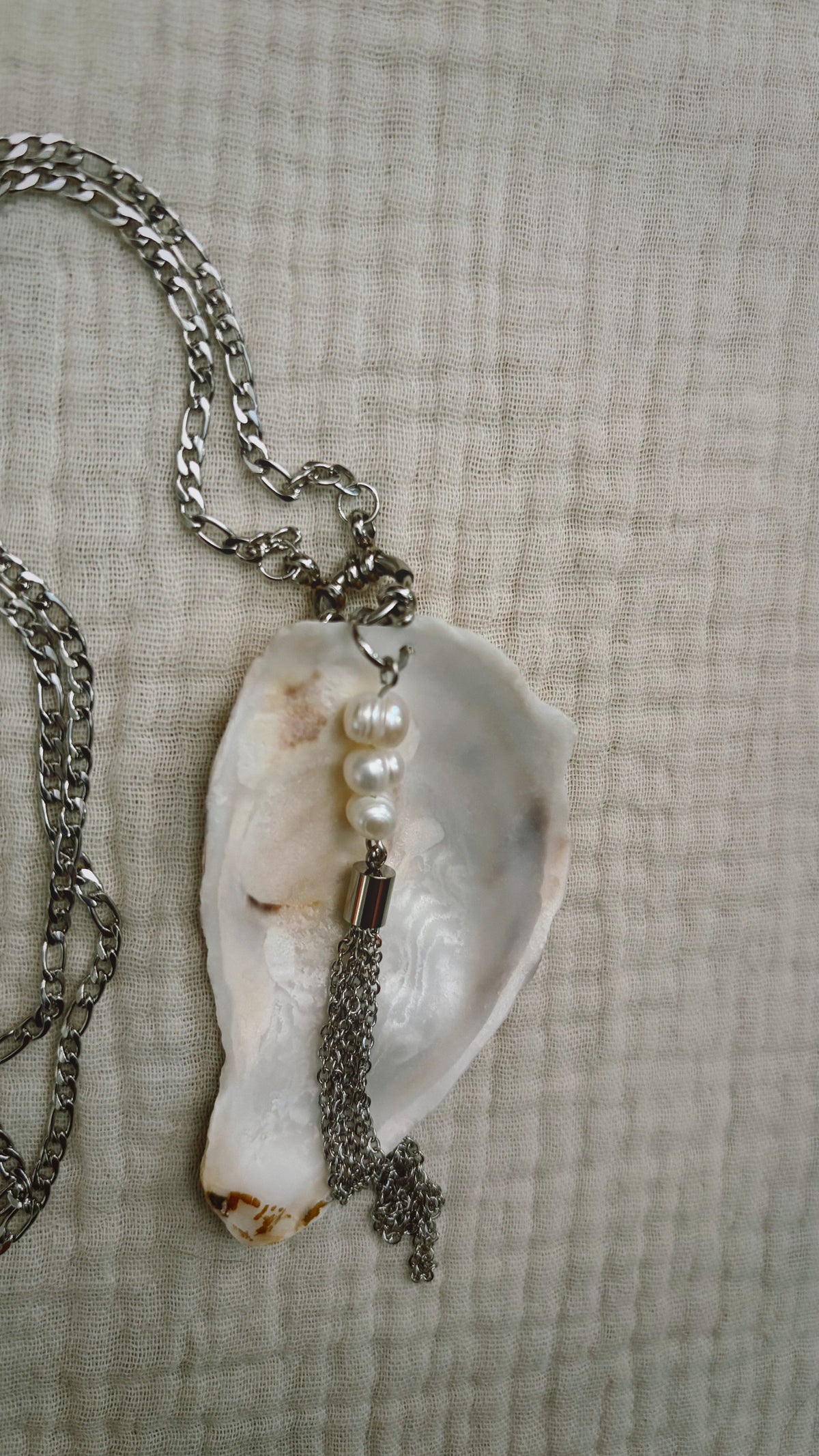 Oyster shell necklace with pearls and silver metal fringe