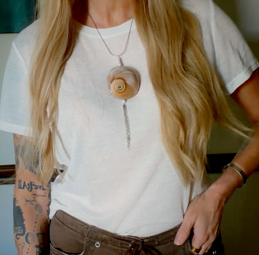 Round spiral shell with pearls and silver metal chain fringe